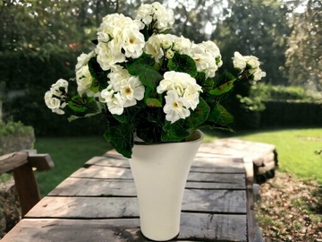 Искусственные цветы герани для украшения террасы балкона - белые