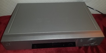 Видеомагнитофон SONY VHS с дистанционным управлением.