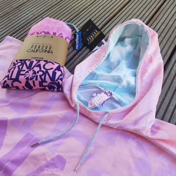 Халат с капюшоном и быстросохнущее пляжное полотенце.