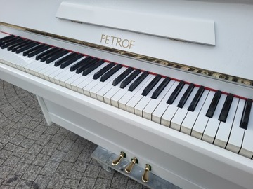 Pianino czeskie Petrof M114 model scholce w białym dębie satyna