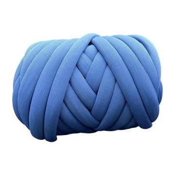 250 g grubej przędzy Jumbo Tubular Yarn w kolorze Deep Blue