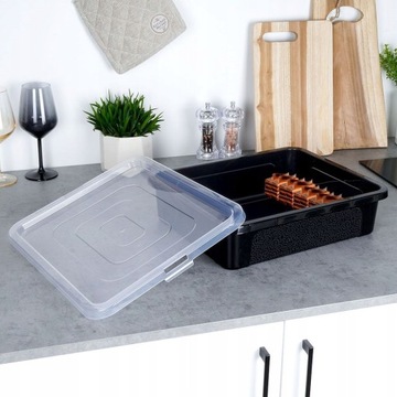 Большой кухонный контейнер для торта с крышкой.