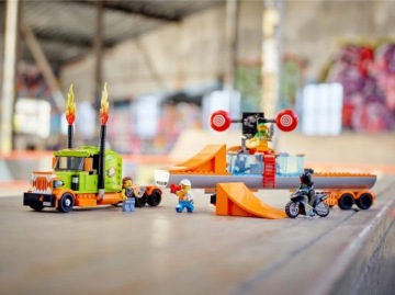 LEGO 60294 ГОРОДСКОЙ ТРЮКЕР-ГРУЗОВИК