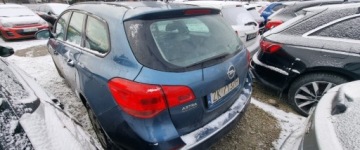 Opel Astra J Sports Tourer Facelifting 1.4 Turbo ECOTEC 120KM 2015 Opel Astra 2015r. 1.4 Benzyna. Uszkodzony prawy bok. Jezdzi. 1.4 Benzyna, zdjęcie 2