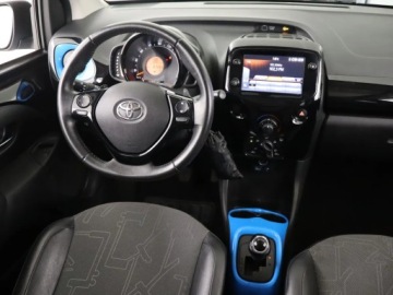 Toyota Aygo II Hatchback 3d Facelifting 1.0 VVT-i 72KM 2018 Toyota Aygo 1.0 VVT-i, Salon Polska, Automat, zdjęcie 3