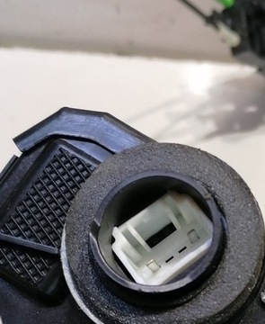 DAIHATSU TERIOS 06R - ZÁMEK DVEŘE PRAVÝ PŘEDNÍ