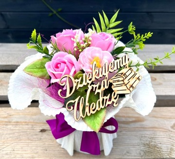 Букет из махровых и мыльных роз для учителя.