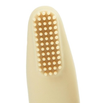 Прозрачная детская зубная щетка.