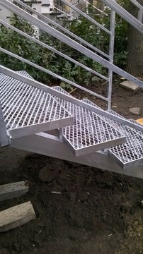 Ступени металлические, оцинкованные, противоскользящая решетка 80х25см.