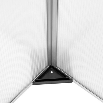 Грядка из поликарбоната для посадки растений в небольшой домашней теплице.