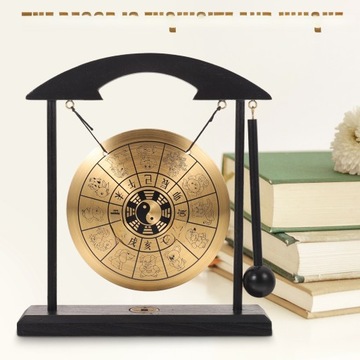 DEKORACJA STOŁU GONGOWEGO, BIURKO, METALOWY GONG, SCENA, UKŁAD GONGU