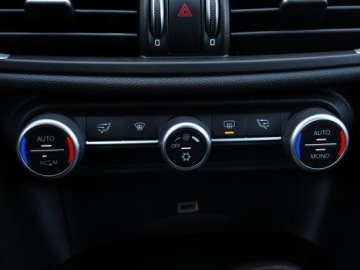 Alfa Romeo Giulia II Sedan 2.0 Turbo 200KM 2016 Alfa Romeo Giulia 2.0 Turbo, Salon Polska, zdjęcie 18