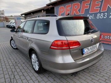 Volkswagen Passat B7 Variant 2.0 TDI CR DPF BlueMotion 140KM 2014 Volkswagen Passat Grzane fotele Klimatronik 2xPDC Alu Tempomat Hak 2.0, zdjęcie 4