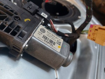MOTOREK OKNO PRAVÝ PŘEDNÍ TRANSPORTER T5 VW 6Q2959801E