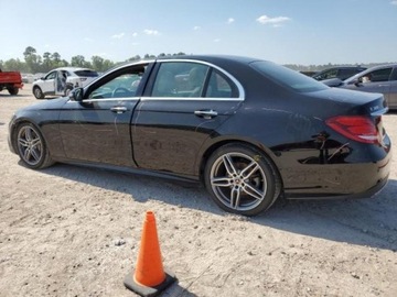 Mercedes Klasa E W213 2019 Mercedes-Benz Klasa E 2019 Mercedes-Benz E-Class E 300 RWD Sedan 2.0 241KM, zdjęcie 1