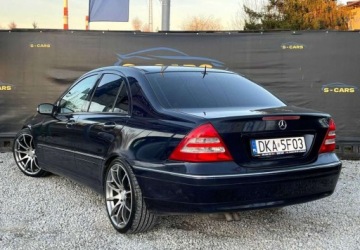 Mercedes Klasa C W203 Sedan W203 1.8 129KM 2004 Mercedes-Benz Klasa C Mercedes-Benz C180 2.0b ZADBANY FELGI 19 TOMASON, zdjęcie 2
