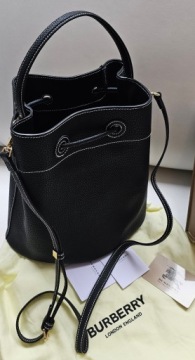 Замечательная черная сумочка из натуральной кожи.