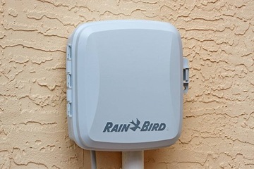STEROWNIK NAWADNIANIA ZEWNĘTRZNY WIFI RC2 8 RAIN BIRD WBUDOWANY MODUŁ WIFI