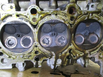 HLAVA MOTORU LEVÝ A6 C6 2.4 B BDW 06E103373D