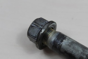 SUZUKI DL650 V-STROM OŚKA WAHACZA