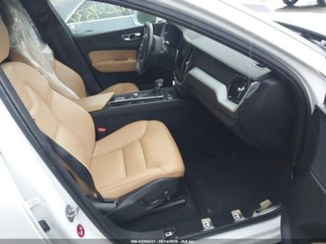 Volvo XC60 II Crossover T5 250KM 2018 Volvo XC 60 T5 momentum 2.0 Benzyna 250KM, zdjęcie 9