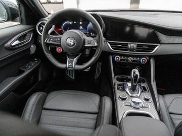 Alfa Romeo Giulia II Sedan Facelifting 2023 2.9 GME Bi-Turbo  520KM 2025 ALFA ROMEO Giulia 2.9 V6 Quadrifoglio Sedan (520KM) 2025, zdjęcie 6
