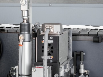 Кромкооблицовочный станок с предварительной фрезеровкой и фрезой для предварительной обработки углов Hebrock.