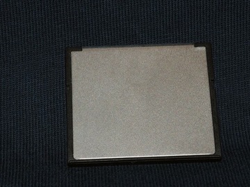 Карта памяти CompactFlash Card DSE емкостью 1 ГБ.