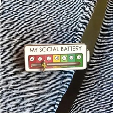 Булавка My Social Battery Белый черный