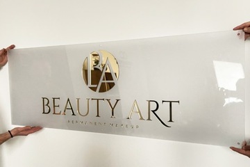 Логотип в виде буквы из плексигласа, золотое серебряное зеркало