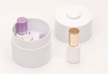 Контейнер для хранения вакуумного клея Prima Derma белого цвета.