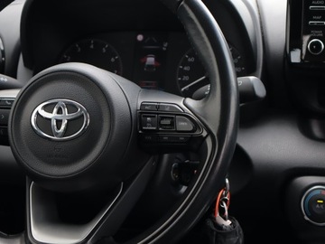 Toyota Yaris IV Hatchback 1.0 VVT-i 72KM 2021 Toyota Yaris 1.0 VVT-i, Salon Polska, zdjęcie 17