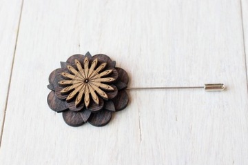 Drewniana elegancka wpinka na szpilce PROMIEŃ