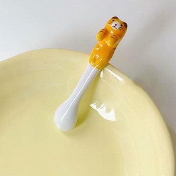 Мультяшные животные висят желтые и белые ложки