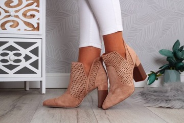 ЭЛЕГАНТНЫЕ ЖЕНСКИЕ БОТИЛЬОНЫ С ЦВЕТНЫМ КРАСКОМ