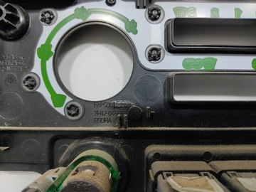 RÁMEČEK KRYT DESKY ROZDĚLOVACÍ AUTORÁDIO LAND ROVER DEFENDER 7H12-045F67 07-14