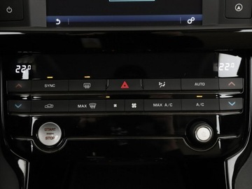 Jaguar XE Sedan 2.0 i4 180KM 2015 Jaguar XE 20d Pure Automat Klimatronik Nawigacja, zdjęcie 26