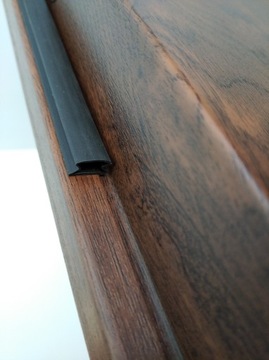 Уплотнитель дверного полотна наклеен на двери Дельта