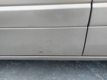 DVEŘE KOMPLETNÍ LEVÝ PŘEDNÍ KIA CARNIVAL II J9
