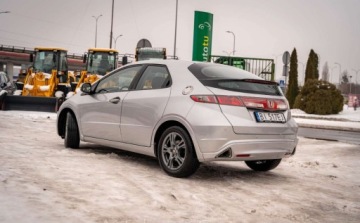 Honda Civic VIII Hatchback 3d 1.8 i-VTEC 140KM 2010 Honda Civic Honda Civic VIII 1.8 140KM 1.8 Benzyna 140KM, zdjęcie 10