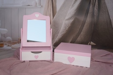 Туалетный столик с зеркалом для ребенка