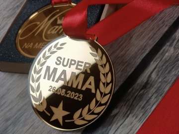 Медаль для мамы, матери, ко Дню матери, золотая гравировка.