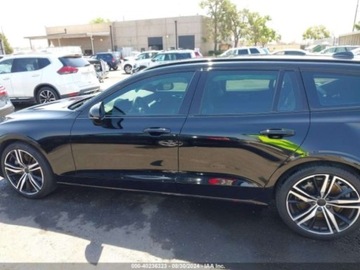 Volvo V60 II  Kombi 2.0 T5 250KM 2020 Volvo V60 2020r, R-Design, 4x4, 2.0L 2.0 Benzyna 250KM, zdjęcie 4