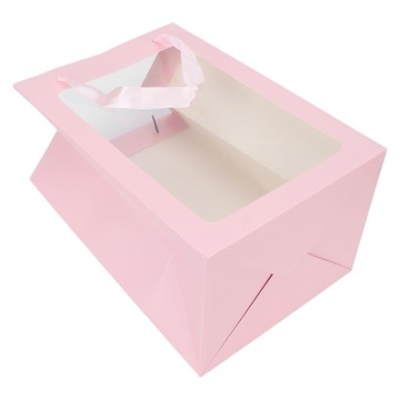 Большой бумажный пакет конфет. Открытое окно.