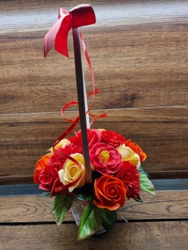 PIĘKNY Bukiet kosz kwiaty mydlane pachnące CZERWONY z NAPISEM topperem pik