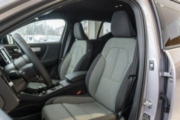 Volvo XC40 Crossover Facelifting 2.0 B3 163KM 2025 Volvo XC 40 Plus Dark B3 Mild Hybrid Benzyna, zdjęcie 13