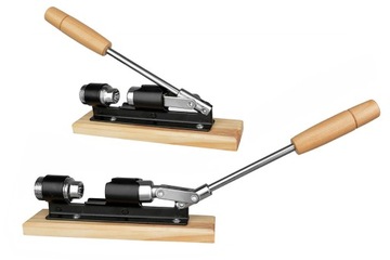 ЩЕЛКУНЧИК НА ЧЕРНОЙ СТАЛЬНОЙ ПОДСТАВКЕ