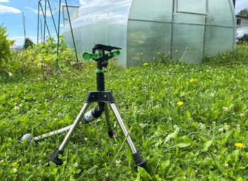 ИМПУЛЬСНЫЙ САДОВЫЙ ДОЖДЕВАТЕЛЬ НА ШТАТИВЕ, РЕГУЛИРУЕМЫЙ