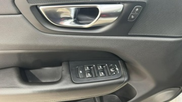 Volvo XC60 II 2021 Volvo XC 60 B4 D AWD Momentum Pro hak, zdjęcie 12