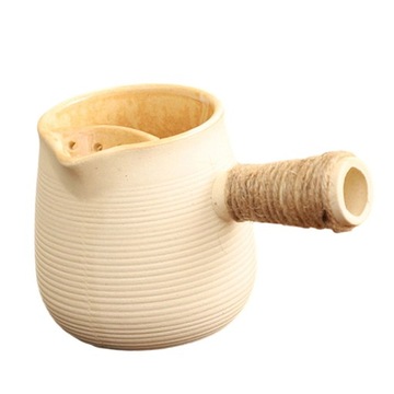 Ceramiczny czajniczek z uchwytem owiniętym li